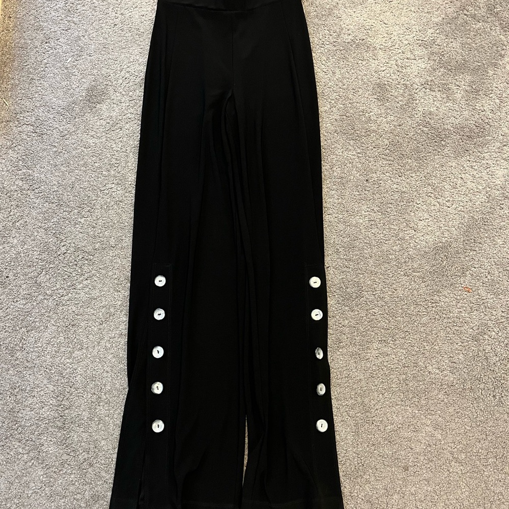 Frank Lyman size 2 Black Wide-Leg Pants with Button Detail pull up